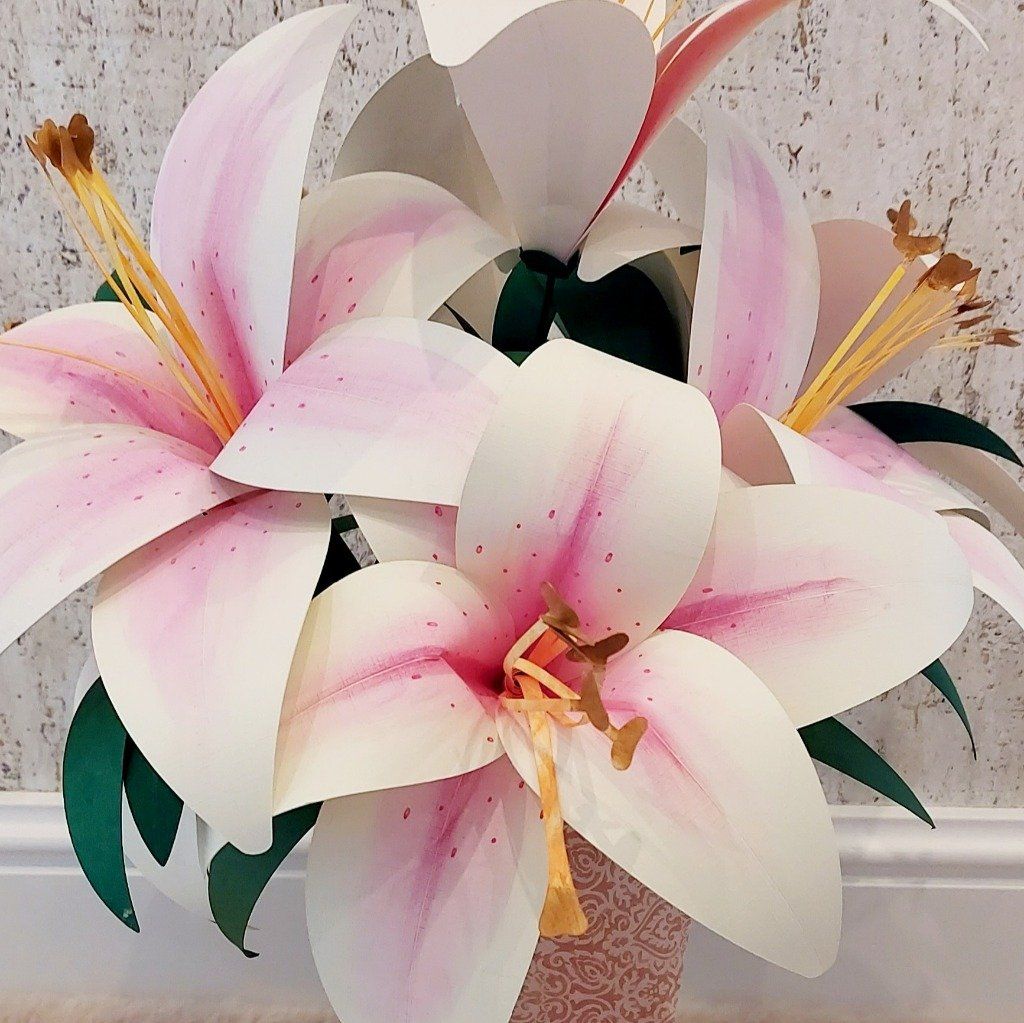 Bouquet de Lys Blanc avec nuances de rose.
 1 kit = 1 lys