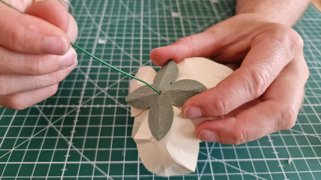 8)Coller les feuilles vertes à l'aide de colle chaude à la base de la fleur d'orchidée.