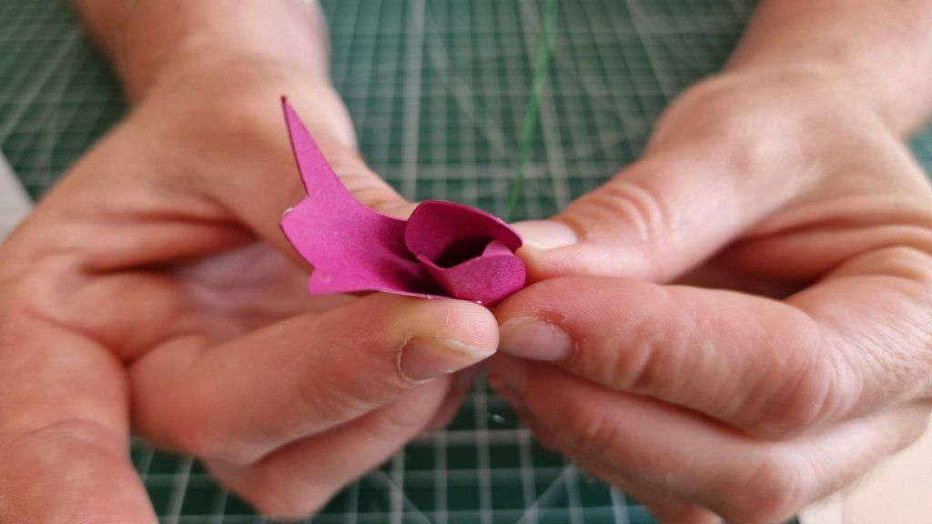 3)Pliez le pistil, arrondissez les extrémités. Aider vous de colle chaude pour le faire tenir sa forme.