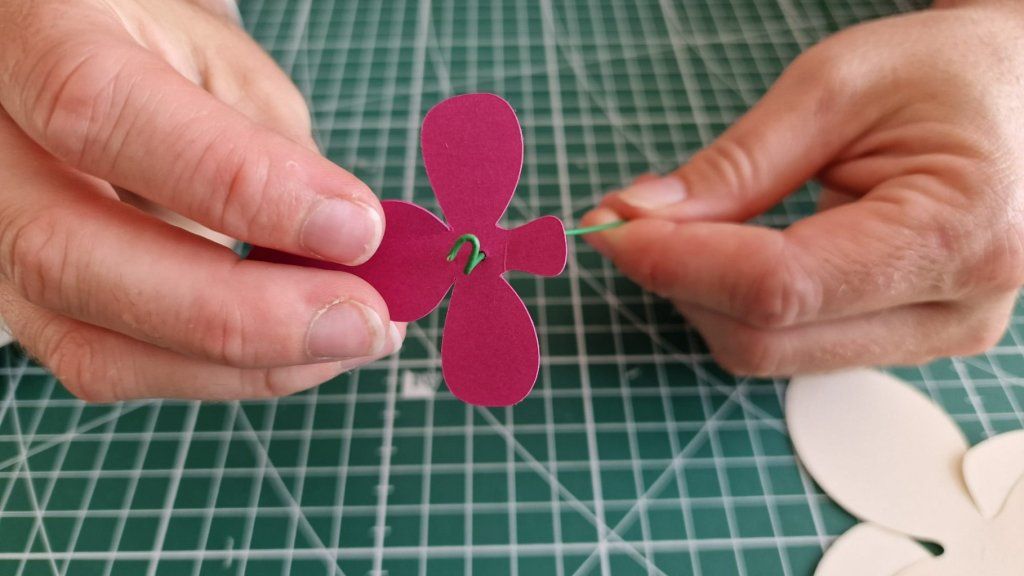 1)Plier le bout de la tige vert.
2)Faire un petit trou, à l'aide d'une aiguille ou un cure-dent, au centre du pistil rose.
Collet à l'aide de colle chaude la tige au pistil.