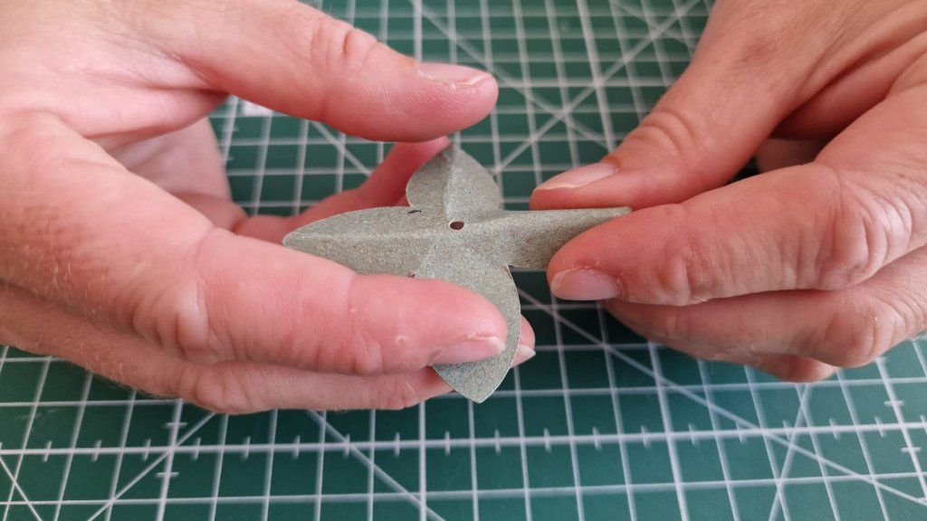 7)Façonner les feuilles vertes.