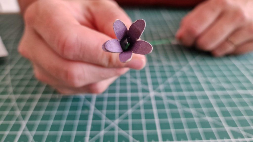 La boucle coller dans la première fleur.