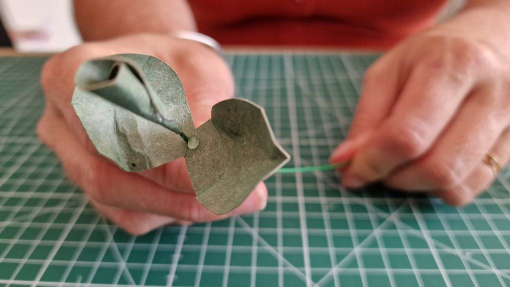 4) Fixer la tige au centre 'de la goute d'eau', à l'aide de colle chaude.
5) Ensuite, de la plus petite aux plus grandes feuilles, en les espaçant les une des autres, coller les à la tige avec de la colle chaude.