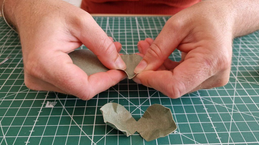 2)Froisser chaque feuille verte.
3)Faite un trou entre les deux feuilles à l'aide d'un cure-dent.