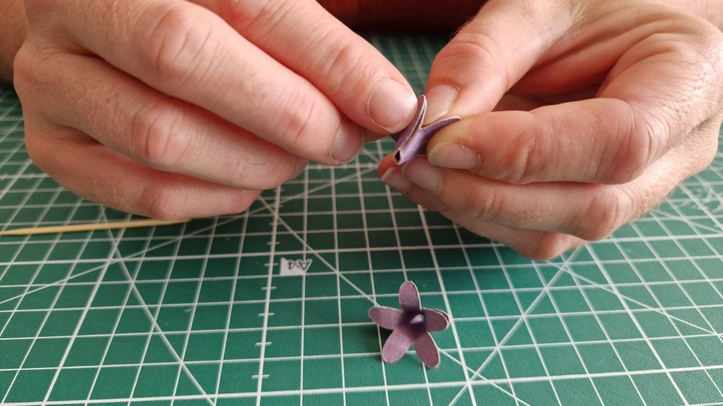1)Pour chaque fleure violette, coller le premier pétale avec le dernier à l'aide de colle chaude.
2)Ensuite façonner chaque bord de pétale.
