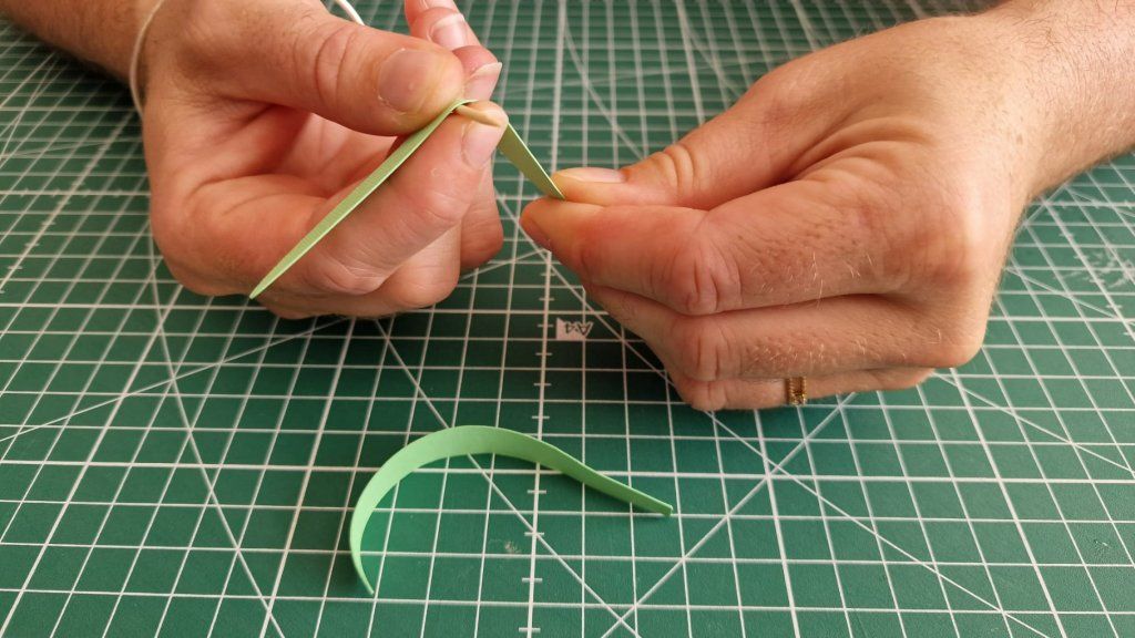 6)Courbez les feuilles vertes.
Ici je me suis aider d'un cure-dent.