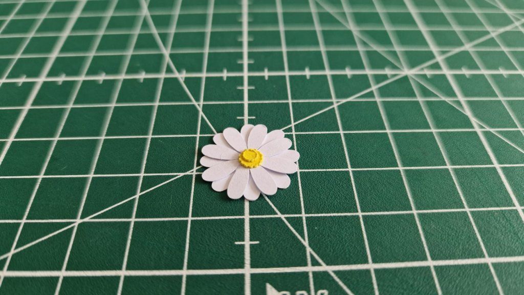 2)Une fois chaque fleurs rassemblées, avec de la colle liquide, coller chaque fleur en commençants par la plus grande et terminer par la plus petite et les pistils.