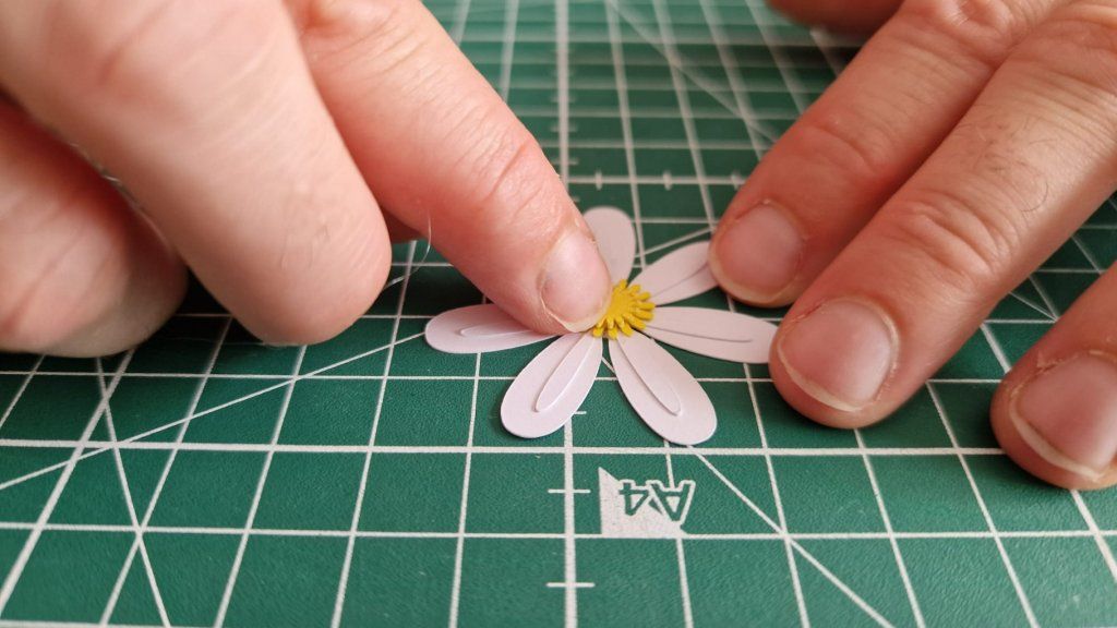 2)Une fois chaque fleurs rassemblées, avec de la colle liquide, coller chaque fleur en commençants par la plus grande et terminer par la plus petite et les pistils.