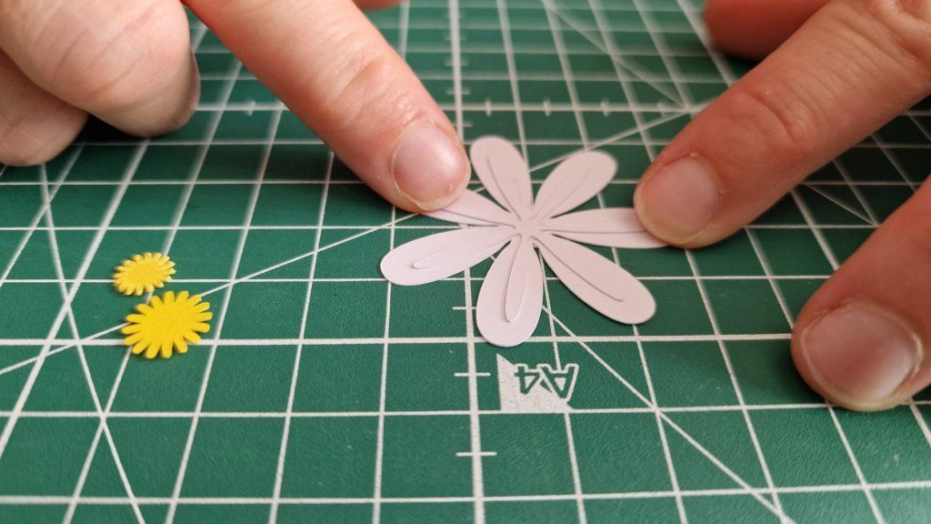 2)Une fois chaque fleurs rassemblées, avec de la colle liquide, coller chaque fleur en commençants par la plus grande et terminer par la plus petite et les pistils.