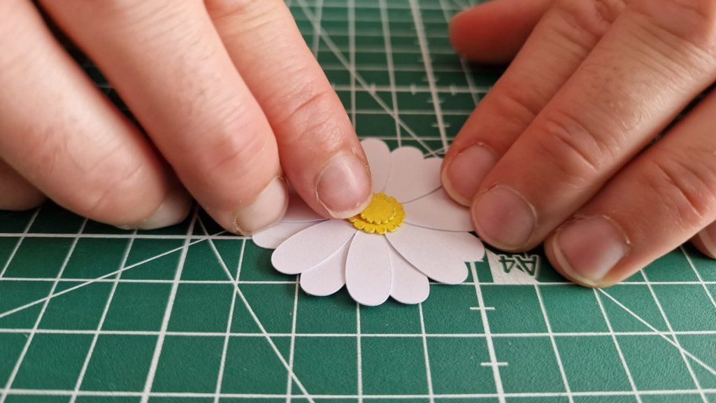 2)Une fois chaque fleurs rassemblées, avec de la colle liquide, coller chaque fleur en commençants par la plus grande et terminer par la plus petite et les pistils.