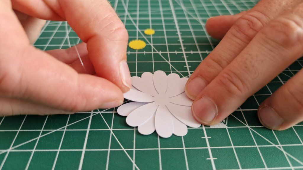 2)Une fois chaque fleurs rassemblées, avec de la colle liquide, coller chaque fleur en commençants par la plus grande et terminer par la plus petite et les pistils.
