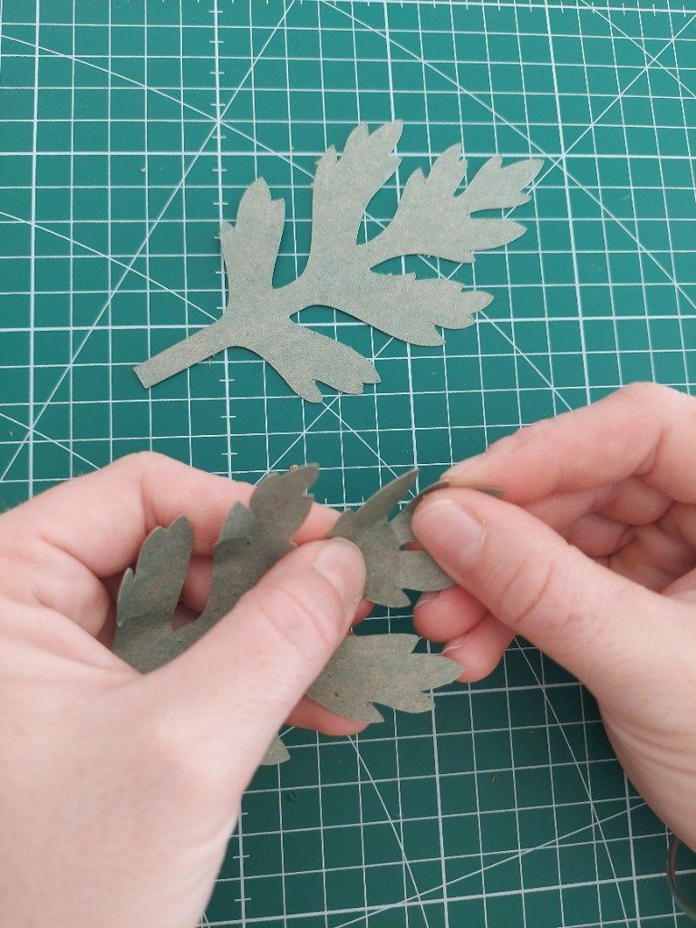 14)- Froncer les feuilles vertes.
