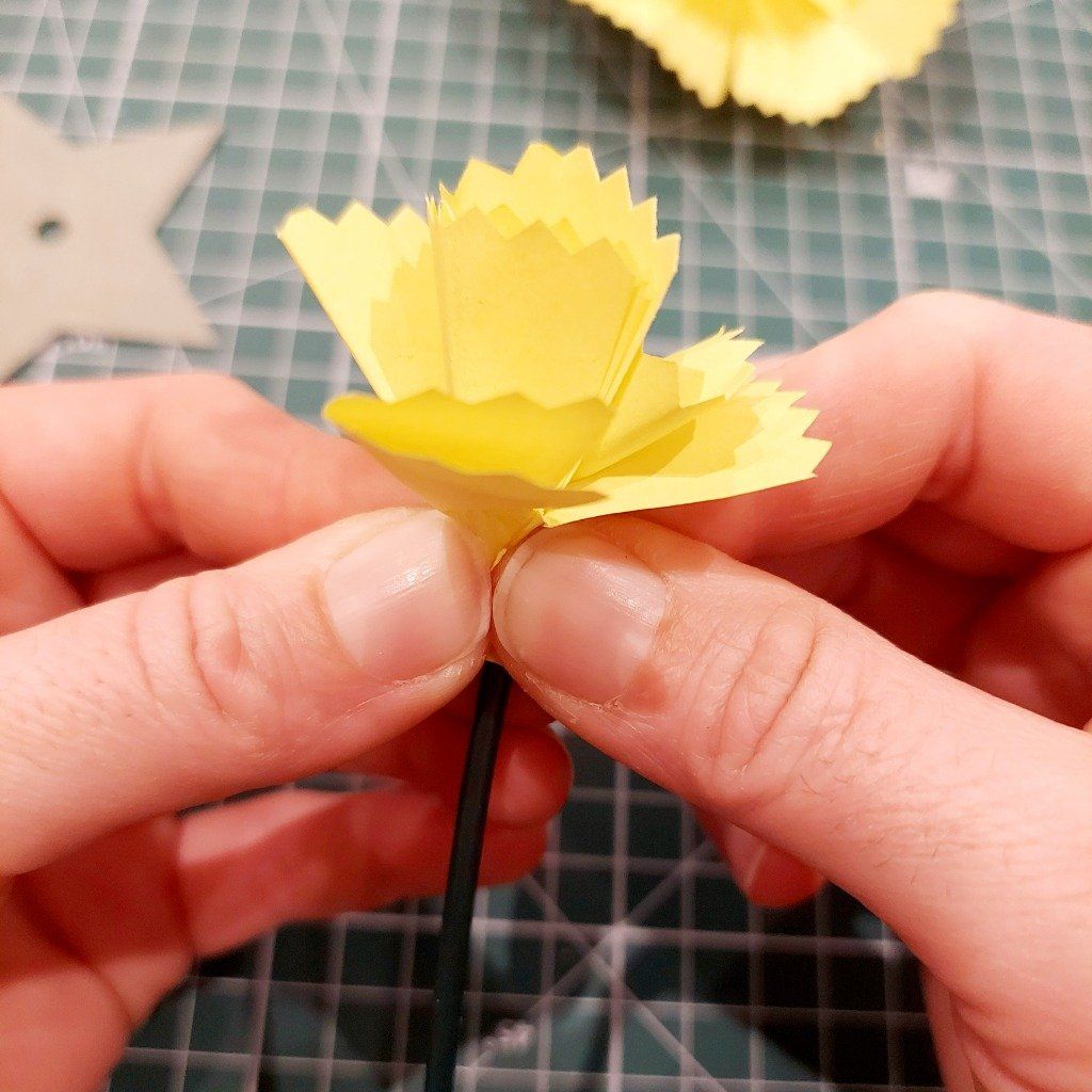 9) Coller les un à un à l'extrémité avec de la colle chaude. Positionner les en 'bouquet'