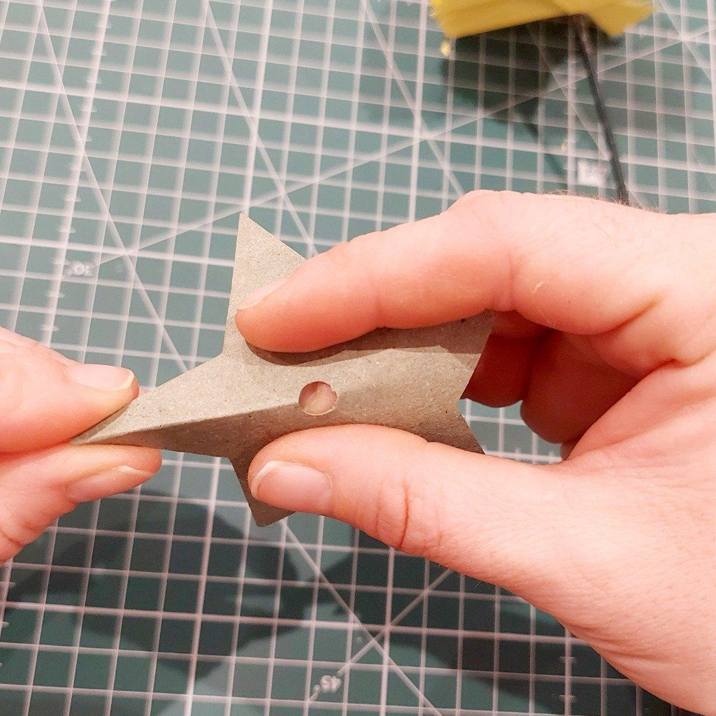10) Plier les pointes de l'étoile verte.
