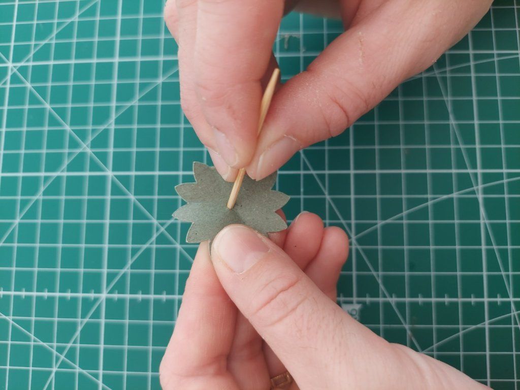 12)- Faire un trou au centre du cercle de papier vert à l'aide d'un cure dent.