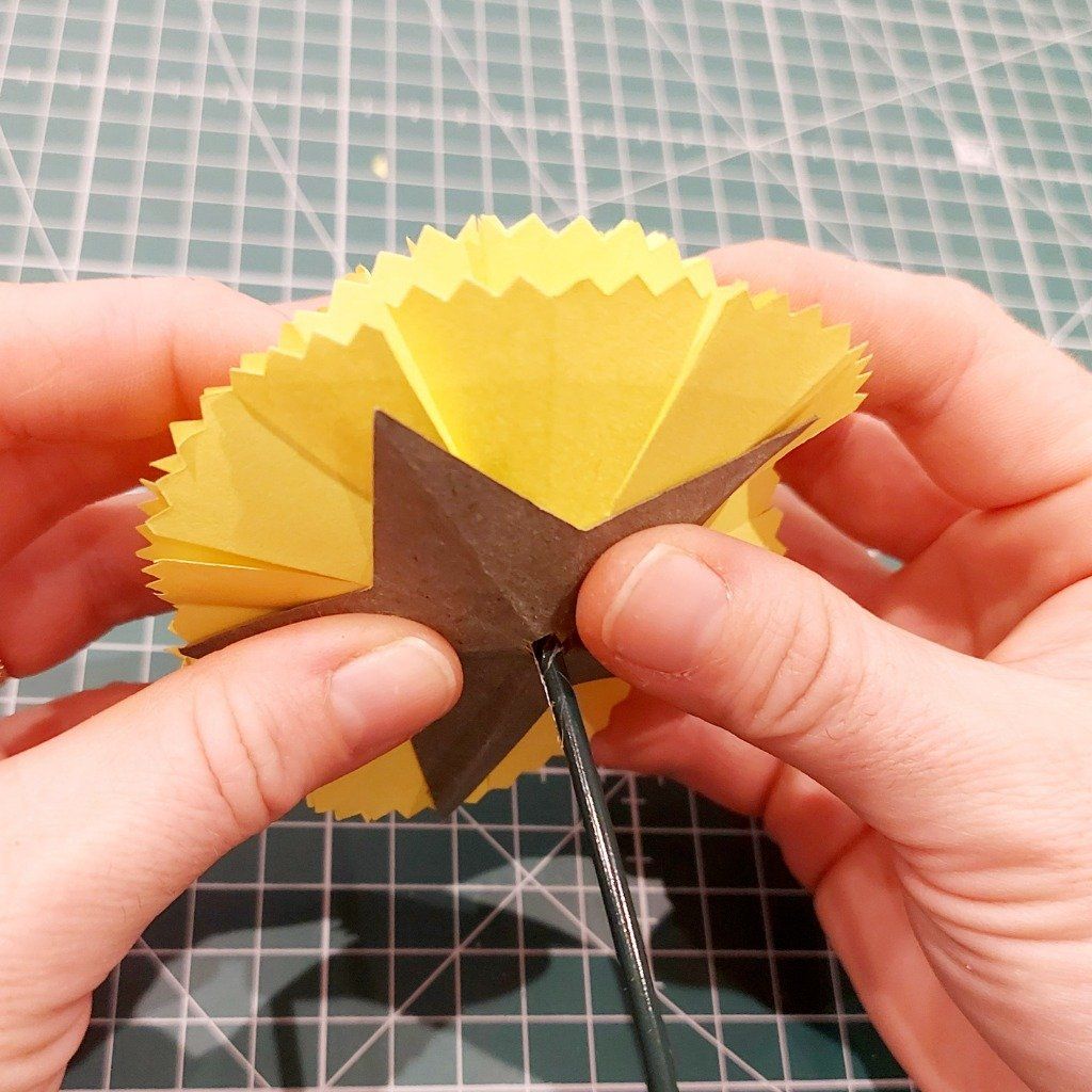 11) Coller, à la colle chaude, l'étoile à la base de l'œillet.