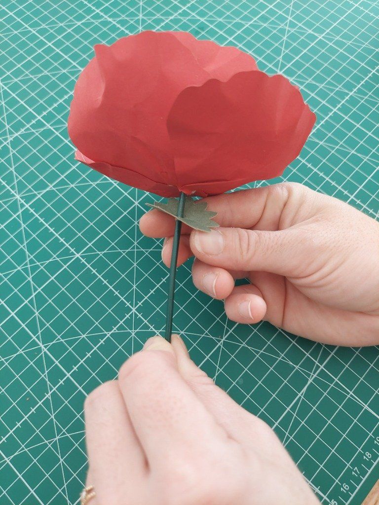 13)- Enfiler la tige jusqu'à la fleur. Coller les à la colle chaude.