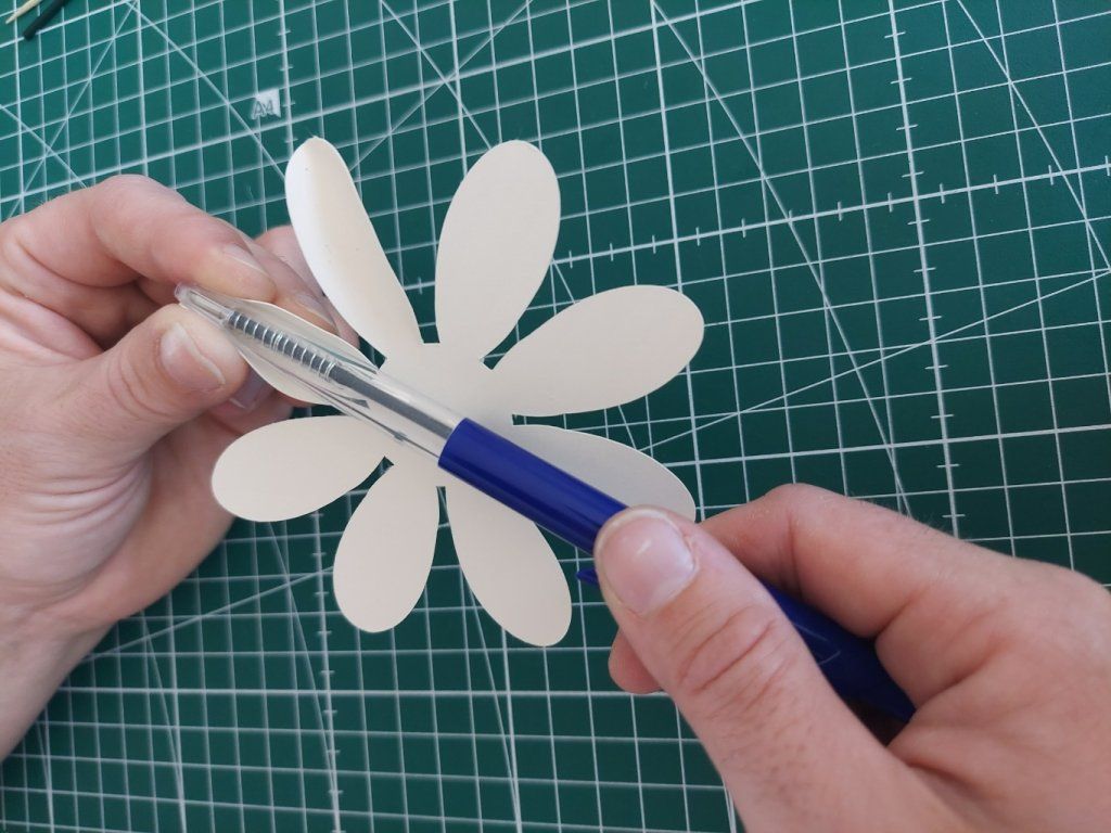 5° : Corner chaque pétale une à une à l'aide d'un crayon/cure-dent.