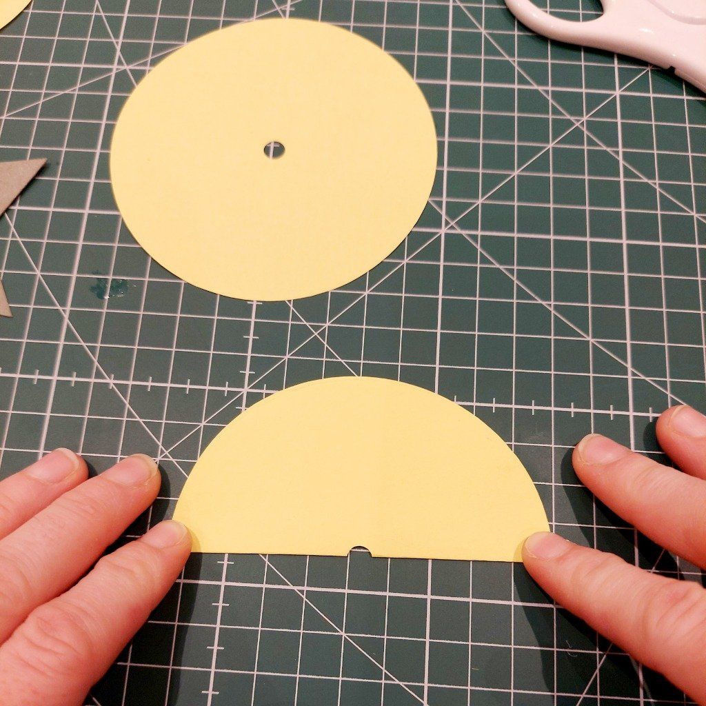 1) Plier chaque cercles en deux.