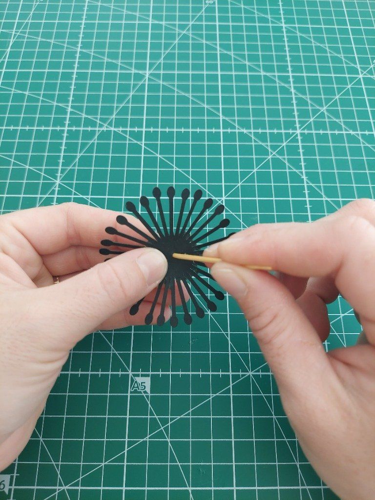 3)- Faite un trou à l'aide d'un cure dent ou aiguille au centre des pistils noirs.