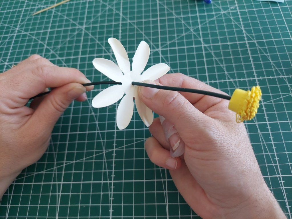 6° : Enfiler la tige dans la chaque rosace de la plus petite à la plus grande, collet à la colle chaude à chaque rosace.