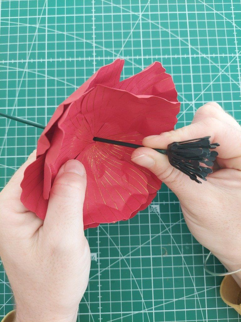 11)- Enfiler la tige dans le centre des pétales, jusqu'au cœur du coquelicot. Coller les à la colle chaude.