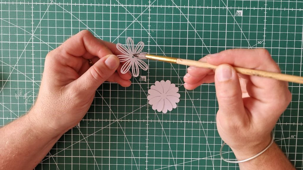 2)Une fois chaque fleurs rassemblées, avec de la colle liquide à l'aide d'un pinceau, coller chaque fleur en commençants par la plus grande et terminer par la plus petite et les pistils.